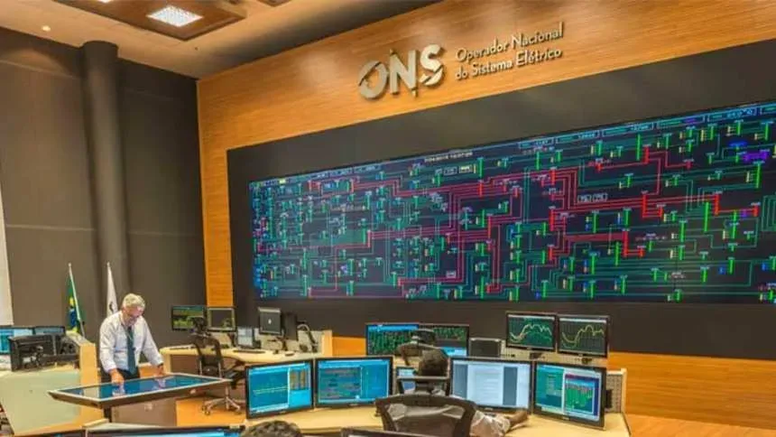 Produção Excessiva de Energia Solar: O Desafio da Sobrecarga das Redes e a Urgência da Descentralização